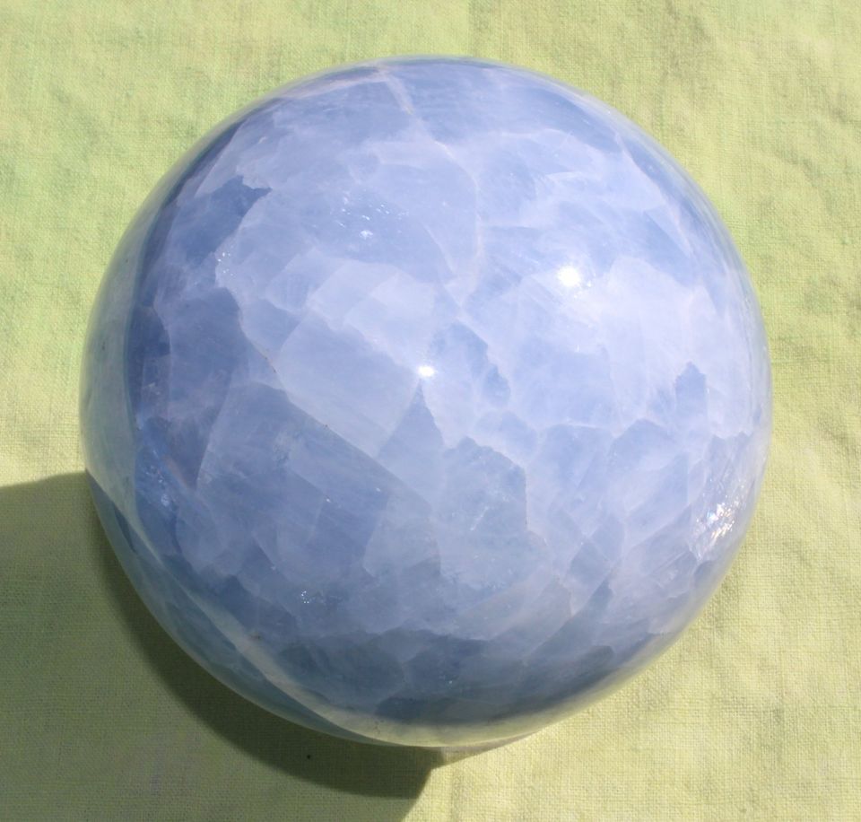 große 12,5cm Kugel aus blauem Calcit Edelstein 2,89kg in Spaichingen
