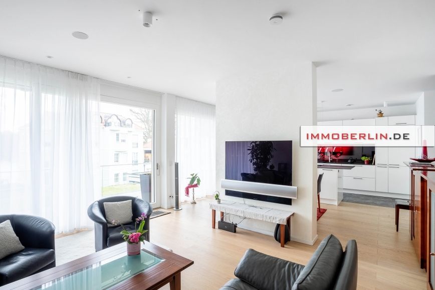 IMMOBERLIN.DE - Wasserblick zur hauseigenen Marina! Luxuriöse Wohnung mit Balkon + Pkw-Stellplatz in Potsdam