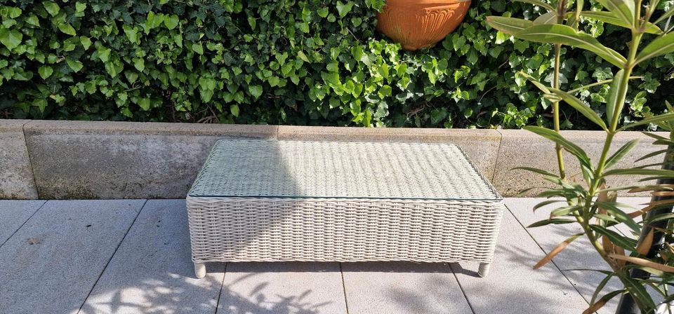 Rattan Lounge-Tisch outdoor Impressionen beige Glasplatte Sofa-T. in Euskirchen