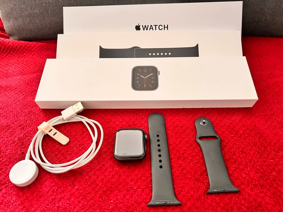 Apple Watch SE 44mm Space Gray Aluminium Case in Saarbrücken