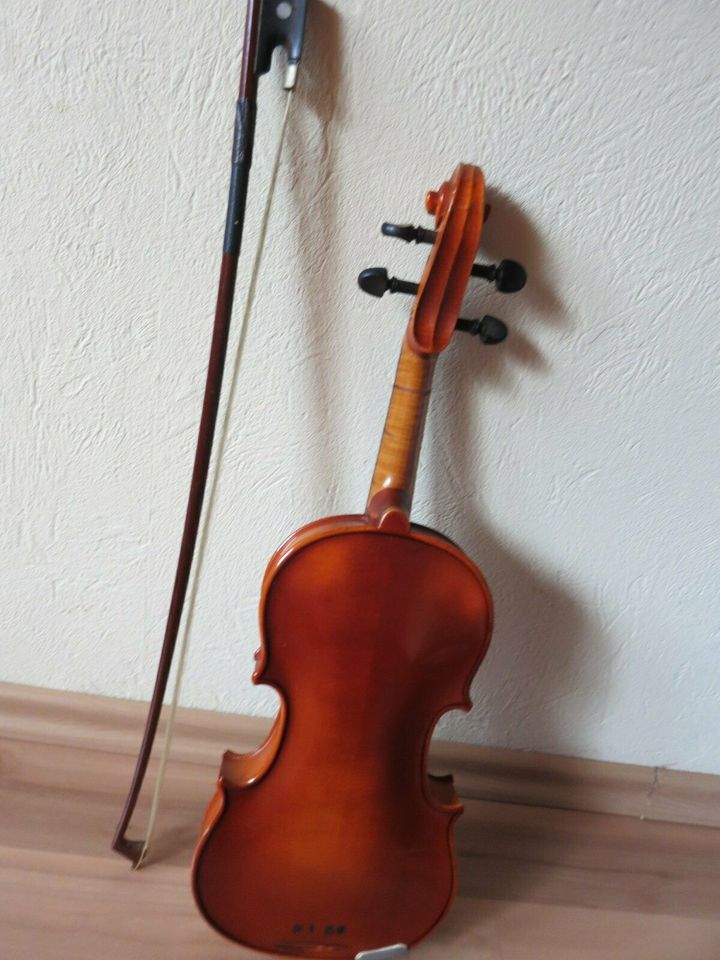 Bespielte Geige mit Bogen als aussergewöhnliche Wanddekoration in Bochum