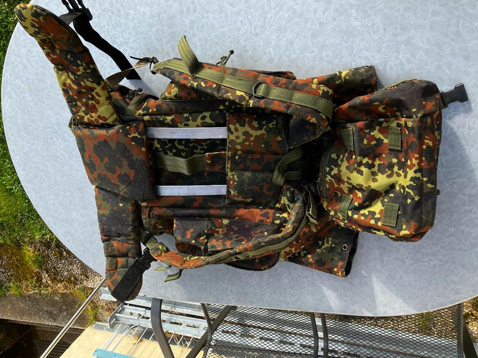 Tourenrucksack Rucksack im Bundeswehr Flecktarn reparaturbedürfti in Kaufering