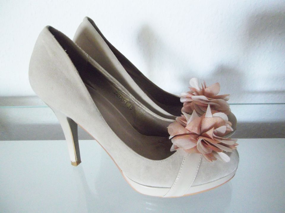 Juliet High Heels Pumps mit Blume beige braun hellbraun Gr 39 in Berlin