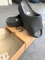 Yeezy Slide ONYX (Schwarz) US 9 / EU 43 Hessen - Butzbach Vorschau