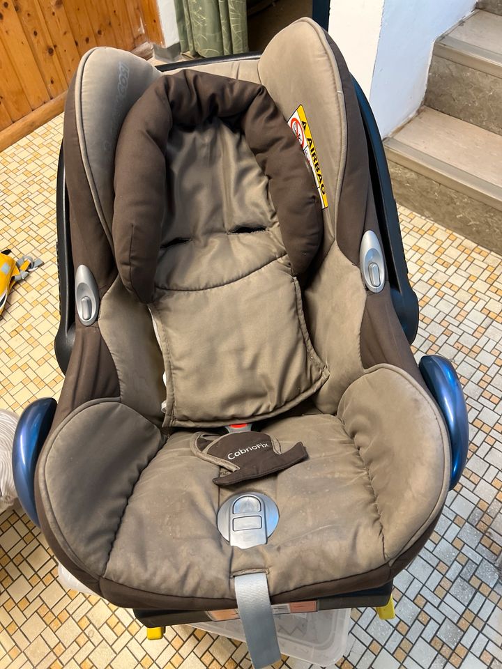 Maxi Cosi Cabriofix mit Easyfix braun in Freiburg im Breisgau