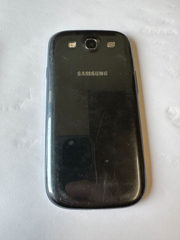 Alte IPhone /Samsung Handys defekt in Stavern