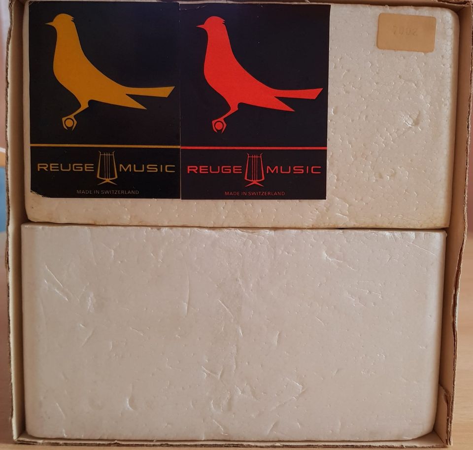 Spieluhr von Reuge" mit 2 singenden Vögeln im vergoldeten Käfig in Dörfles-Esbach
