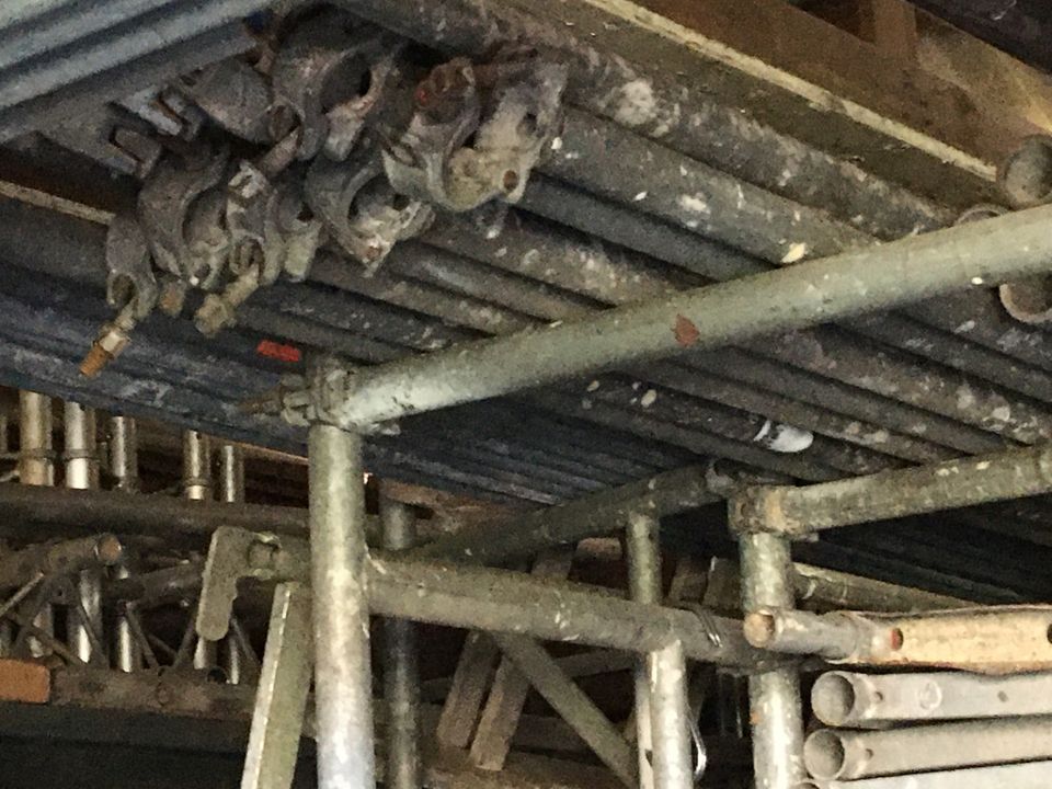 Bohlengerüst leitergerüst baugerüst nur Geländer und Ständer in Hausen Oberfr.