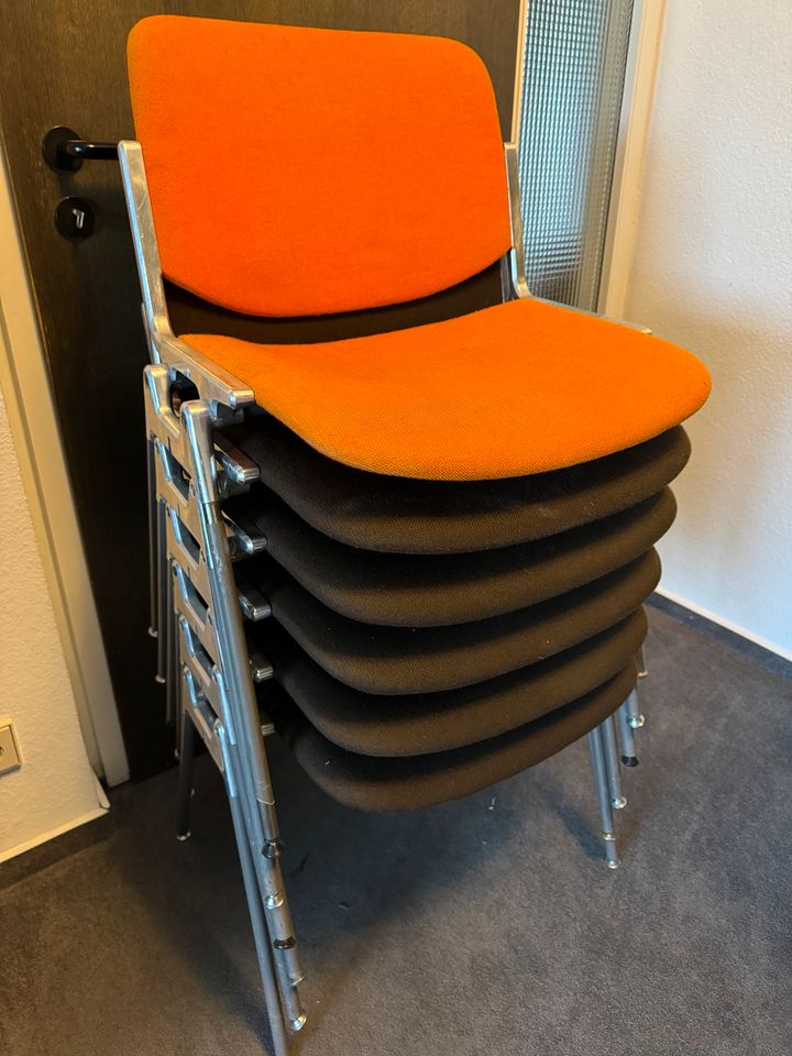 Castelli Piretti Stapelstuhl braun orange je 45 Euro in Böblingen