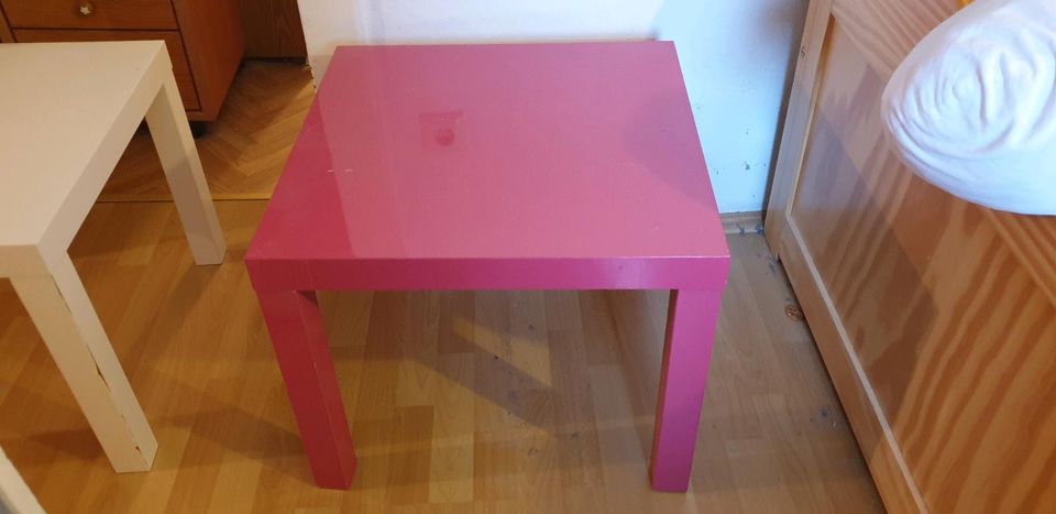 2 kleine IKEA Beistelltische 1x weiß & 1x rosa an Selbstabholer in Rotenburg