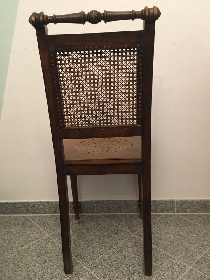 Alter schöner Stuhl aus dunklem Holz ungepolstert in Rutesheim  