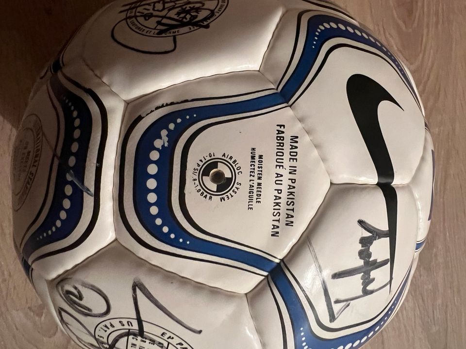 Original HSV Nike Leder Fussball mit Autogrammen Saison 2001/2002 in Kellinghusen