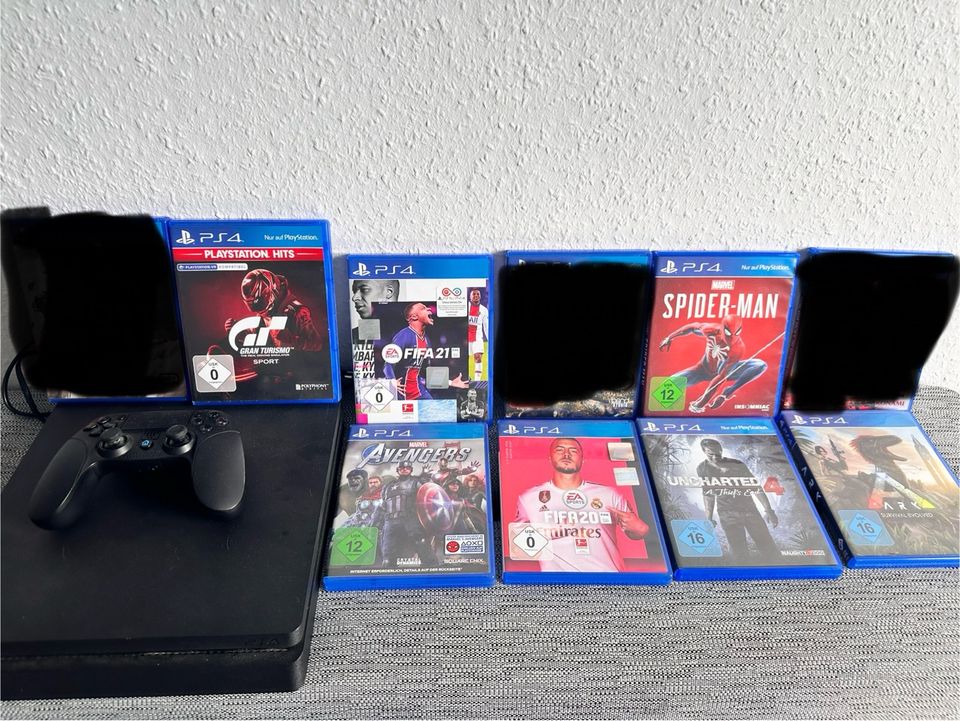 PlayStation 4 mit verschiedenen Spielen in Kremperheide