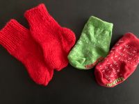 Söckchen Weihnachten Newborn rot grün Handmade Baden-Württemberg - Freiburg im Breisgau Vorschau