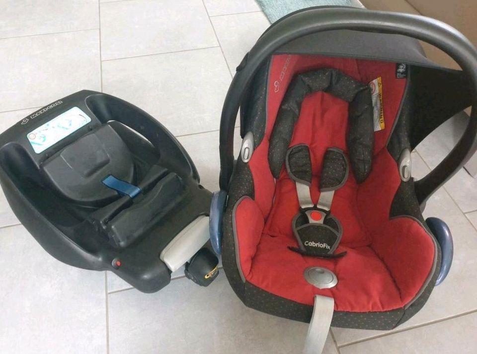 MaxiCosi Cabrio Fix mit Isofix Base und Neugeboreneneinsatz in Althengstett