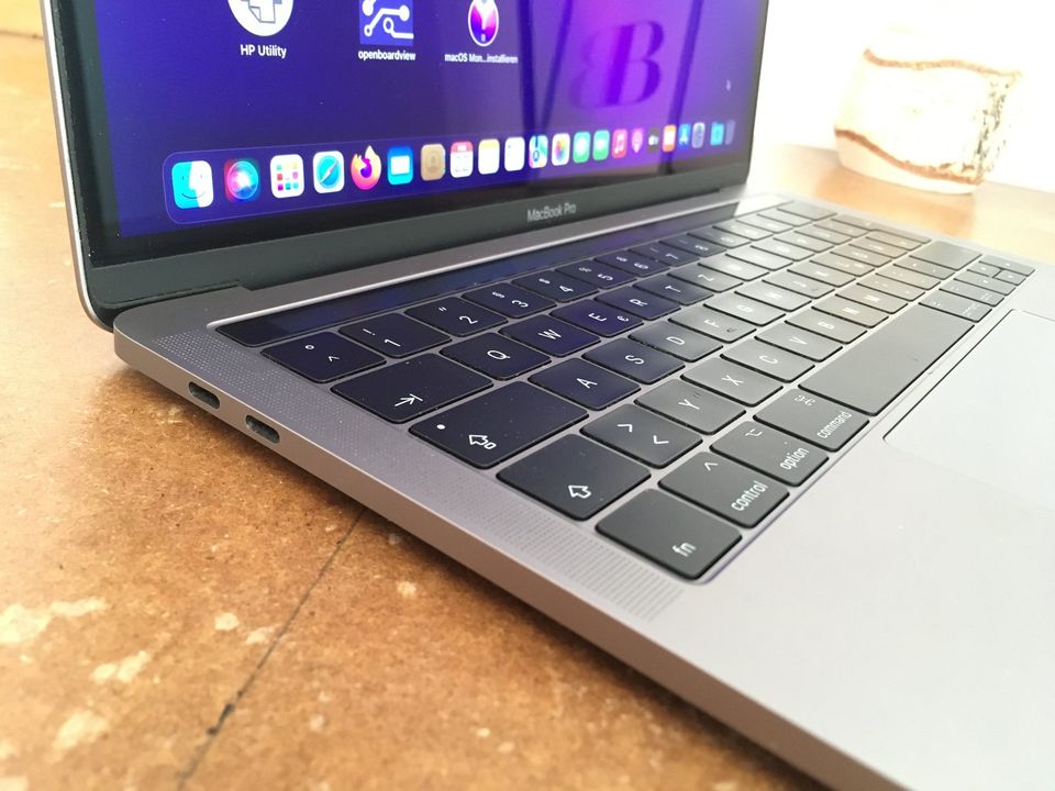 Macbook Pro 13 3,1Ghz 8GB 256GB i5 2017 2018 Touchbar NEUW! in Berlin