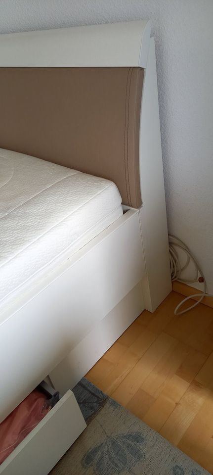 Doppelbett, weiß, sehr gepflegt und sehr gut erhalten in Köln