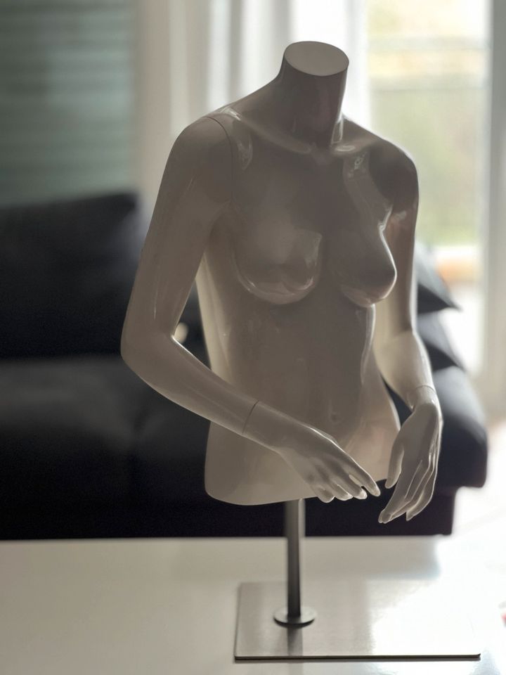 Schaufensterpuppe weiblicher Torso 85 cm mit Standfuß in Ludwigshafen