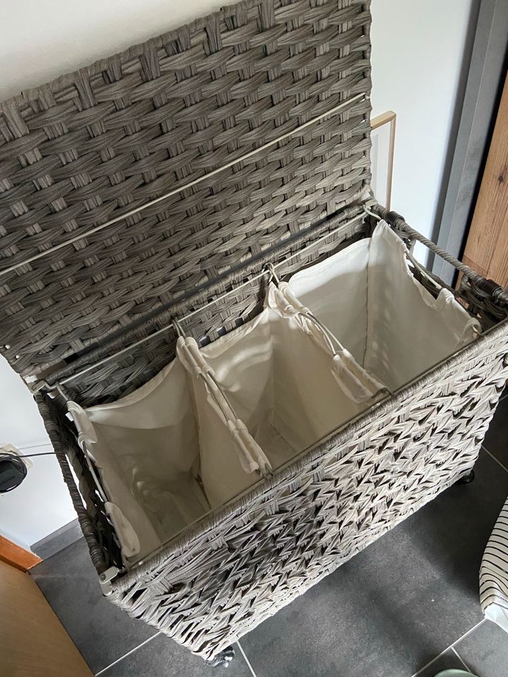 Wäschesammler aus grauem Rattan in Witten