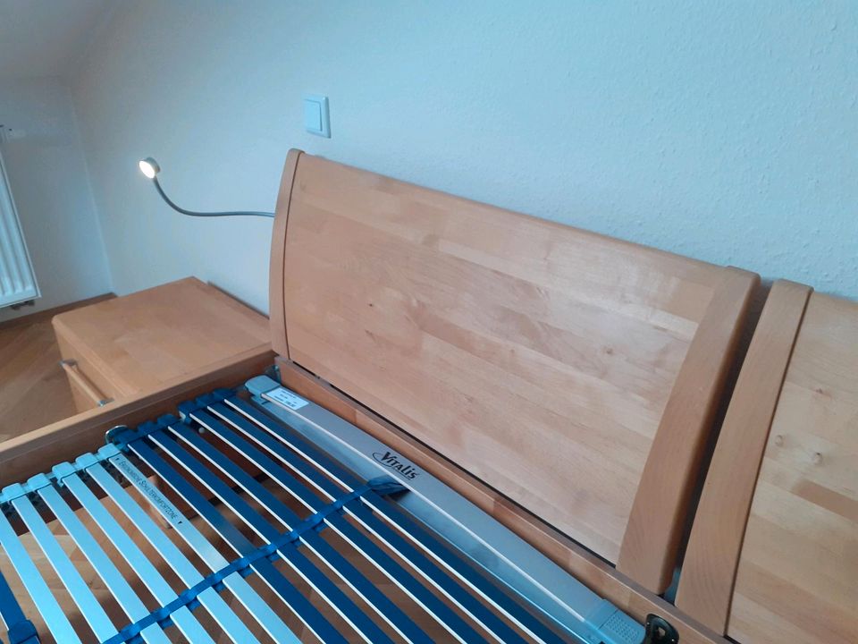 Doppelbett 200x200 cm, Holz, Kommode, Nachttisch, Beleuchtung in Dresden