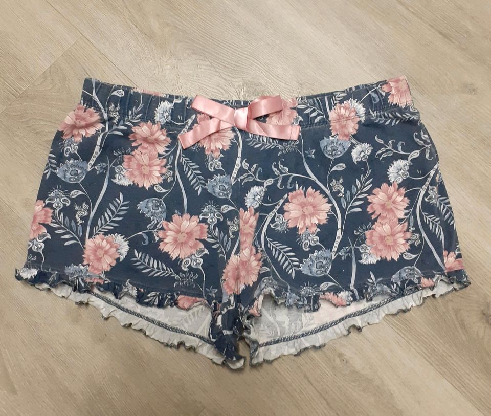 Bunte Damenshort in Aholfing