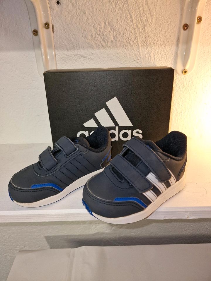 Adidas Sneaker Kinderschuhe Größe 21 in Erlenbach