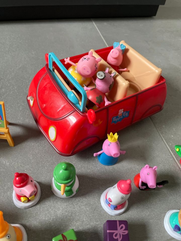 Peppa Wutz - sprechendes Auto mit Batterien +Adventskalender figu in Dettum