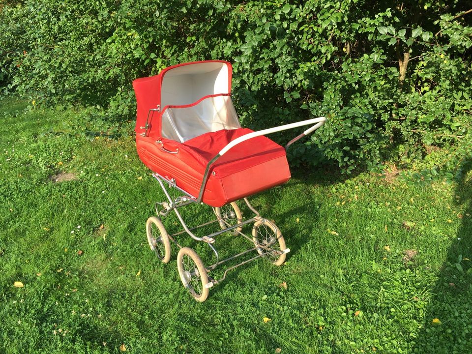 Kinderwagen Sportkinderwagen 70er Jahre rot antik nostalgisch in Hann. Münden