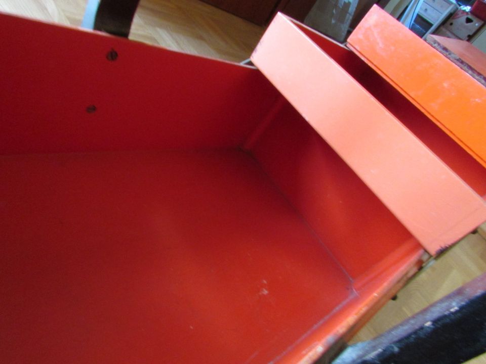 Oranger Nähkasten mit festem Holzgriff, ein Fuß fehlt, viel Platz in Spenge