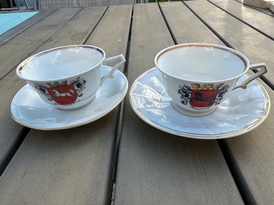 Kleine Kaffeetassen mit Unterteller mit Goldrand in Velpke