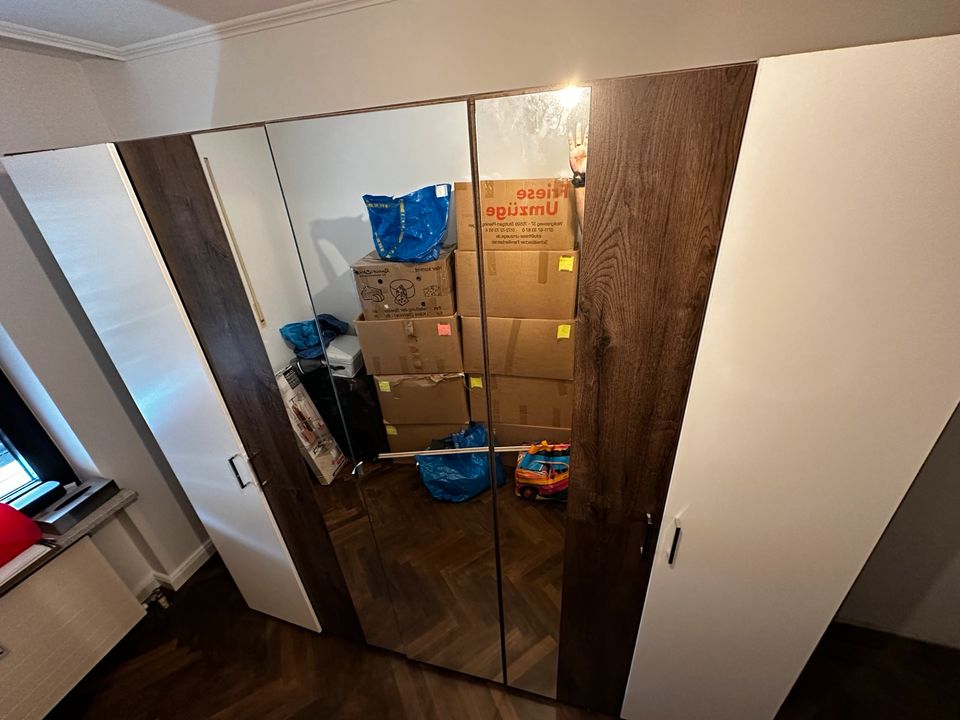 Schrank in Schlafzimmer in München