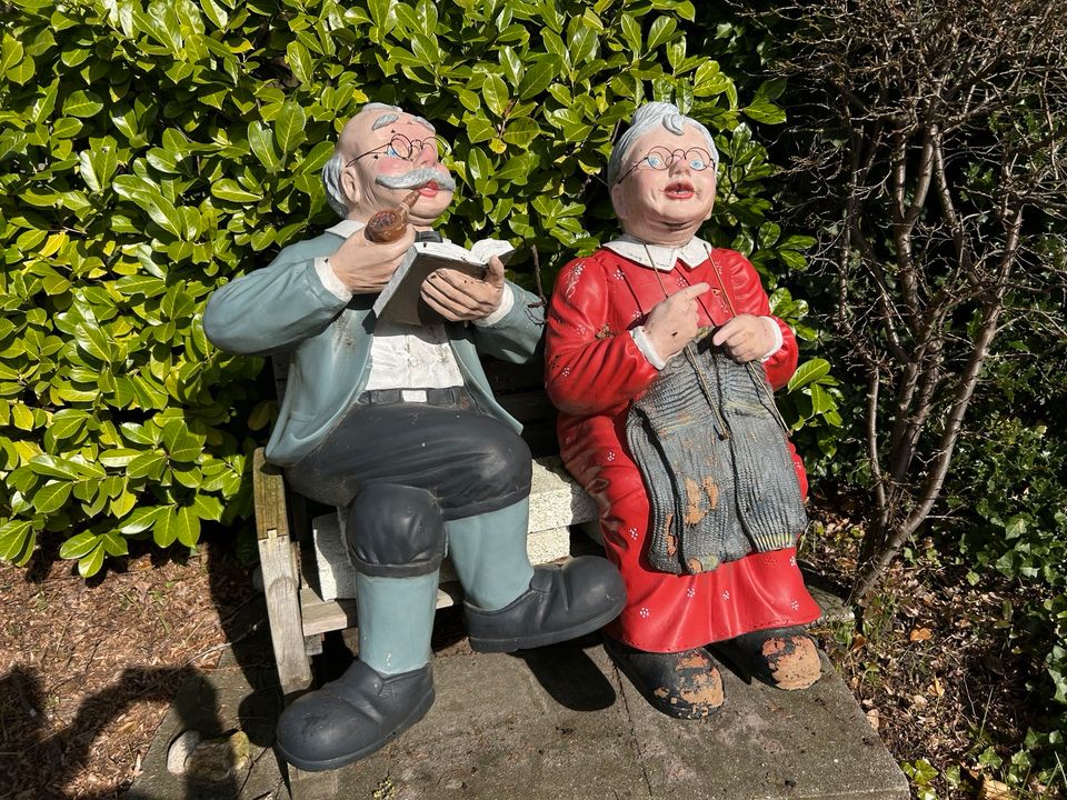 Oma+Opa Outdoor Figuren sitzend für eine Bank in Hamburg