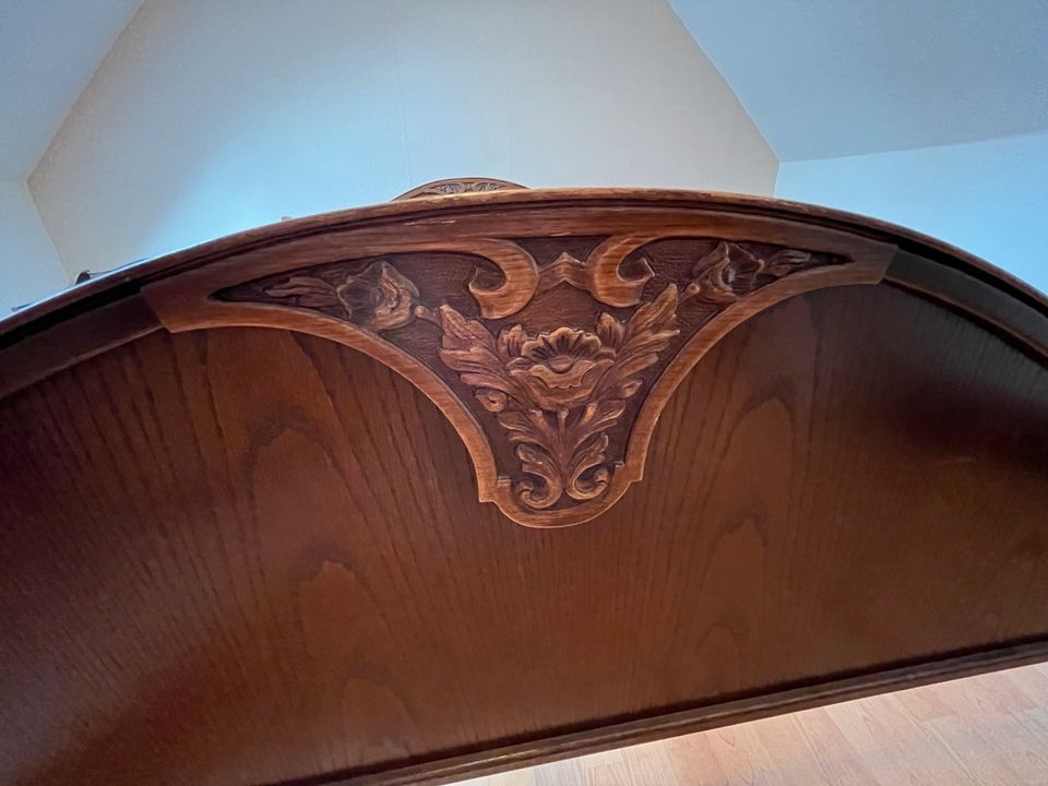 Massivholz Doppel-Bett mit Details aus Mooreiche in Bad Segeberg