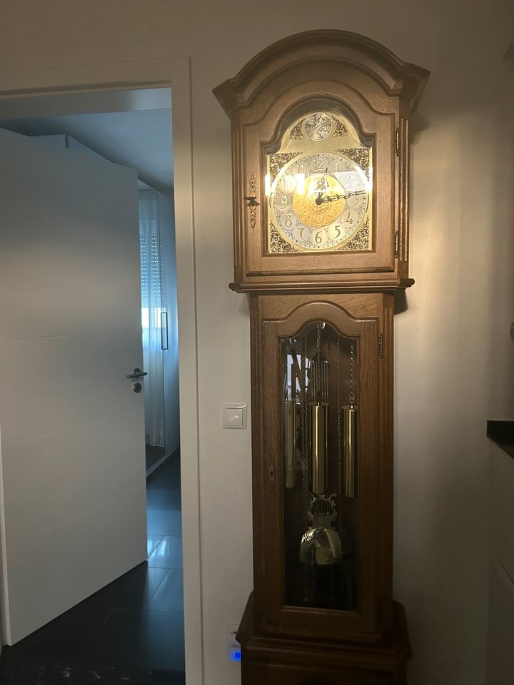 äußerst elegante und schöne Standuhr in Niederkassel