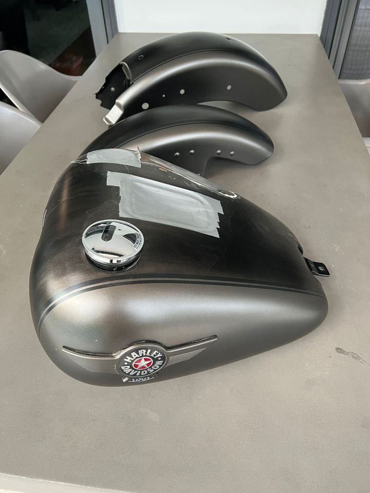 Harley Davidson Softail Slim Lacksatz Tank Fender in Mannheim