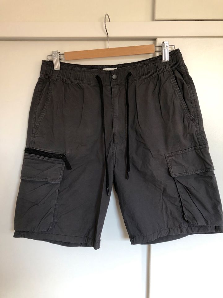 Cargoshorts, plus Sportshirt Adidas, Gr. S, inkl. Versand in Hannover