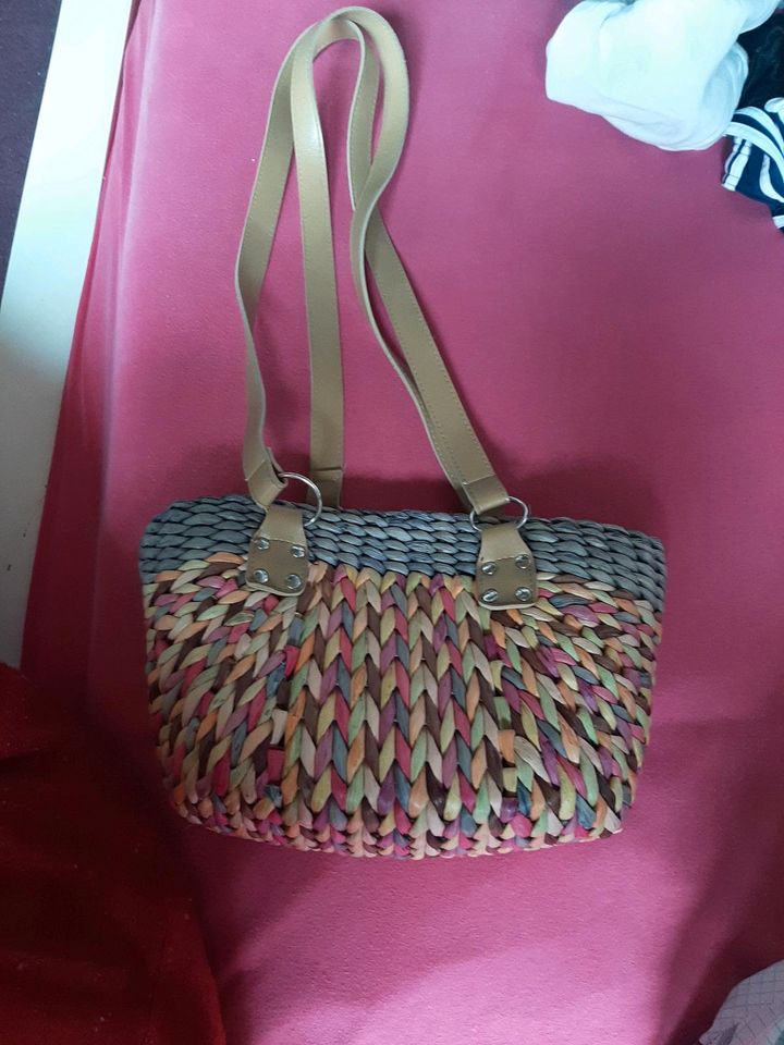 Handtasche aus Bast/Korb in schönen bunten Sommer Farben in Hürth