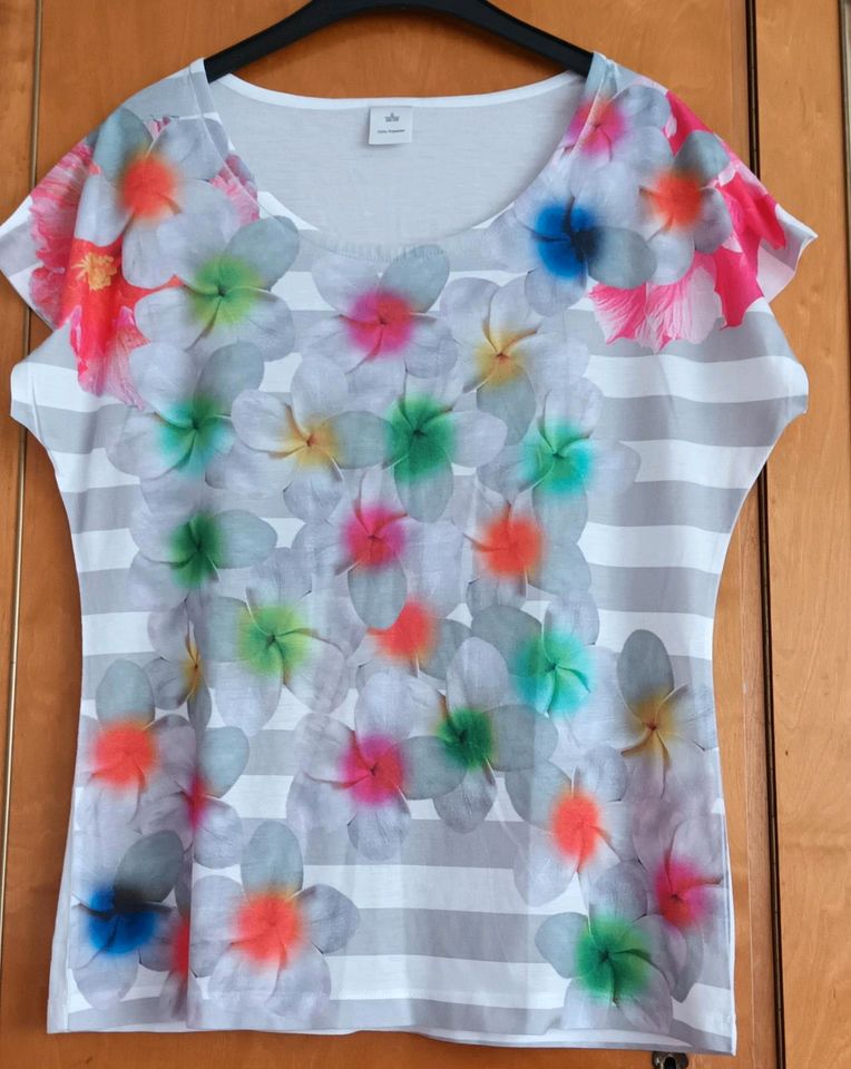 Schönes  T-Shirt mit Blumen neu in Stuttgart