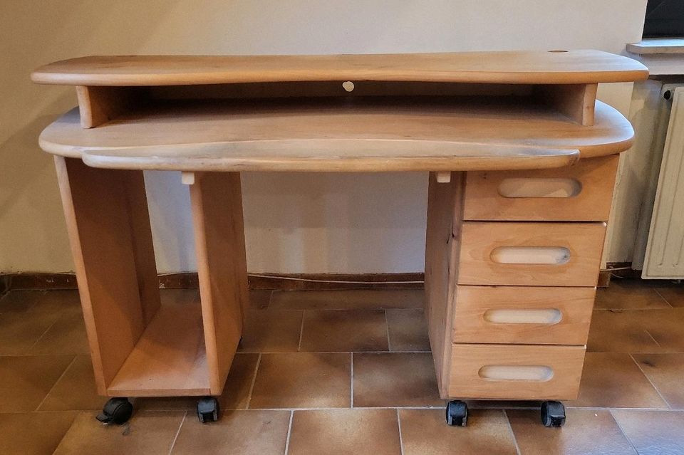 Schreibtisch aus Holz in Burscheid