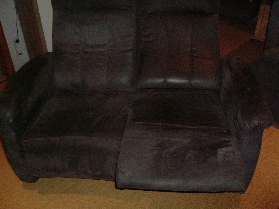 Sofa Couch 2 Sitzer mit Relaxfunktion in Gau Stoff (Microfaser) in Ockenfels