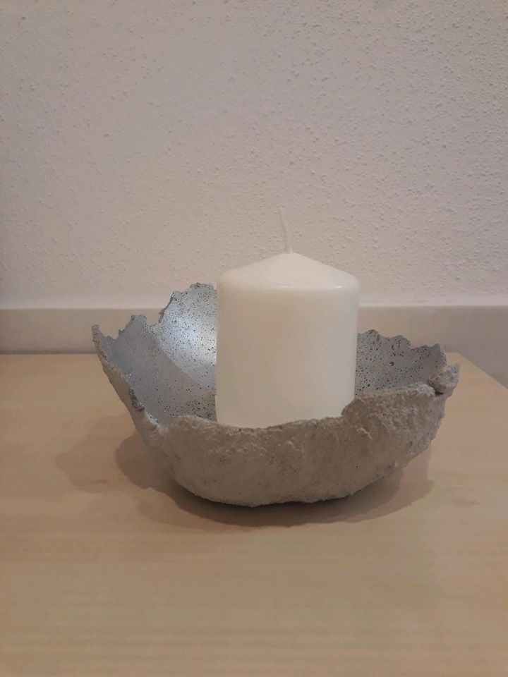 Gipsschale grau inkl. Kerze weiß in Nußdorf
