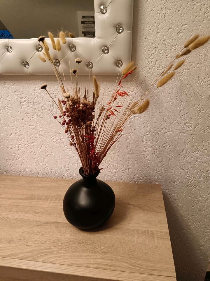 Vase Schwarz Matt mit Trockenblumen in Mönchengladbach