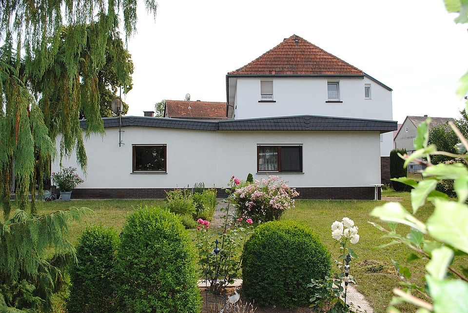 Zwei Häuser und ein schöner Garten, nicht weit von den Lahnbergen entfernt, in Amöneburg Roßdorf. in Amöneburg