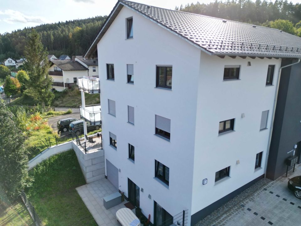 Moderne, energieeffiziente Erstbezug-2-Zimmer-Wohnung mit Terrasse und Gartenanteil in Nabburg