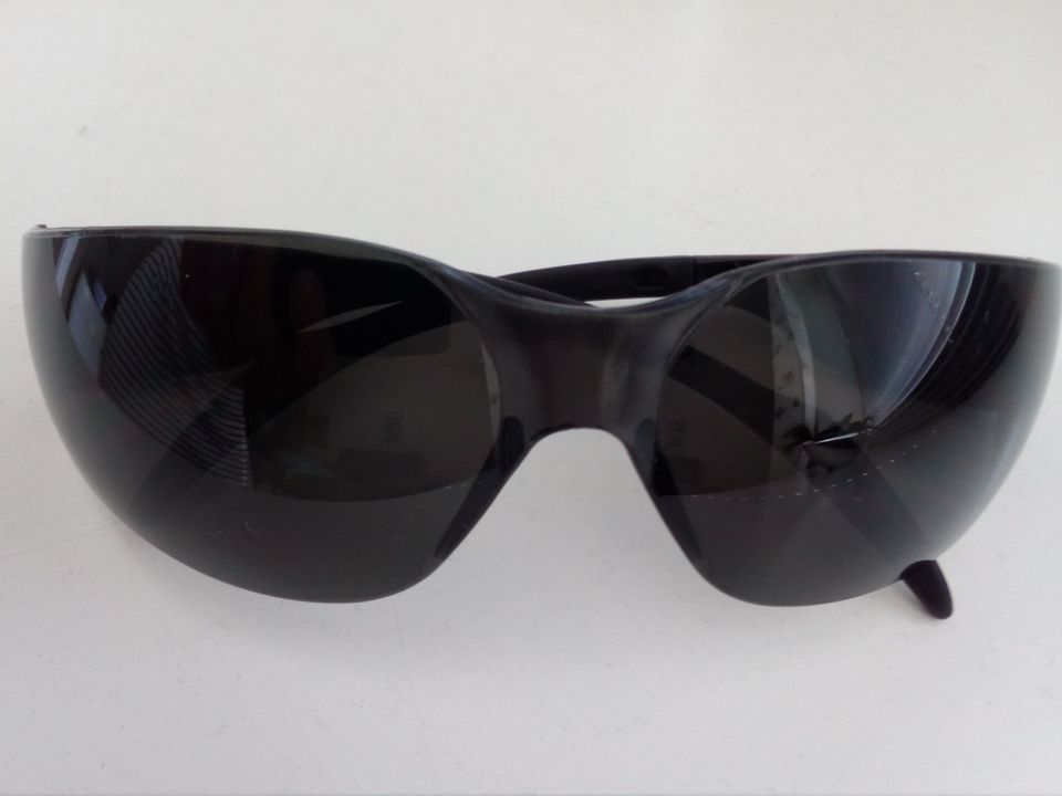 2 gleiche Sonnenbrillen von SWISS, Gläser braun o. schwarz, rund in Hamburg