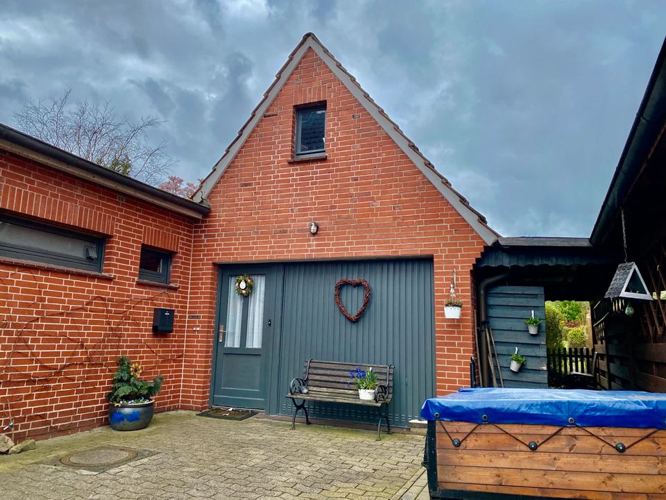 Einfamlienhaus mit Einliegerwohnung auf großem Grundstück. in Berge