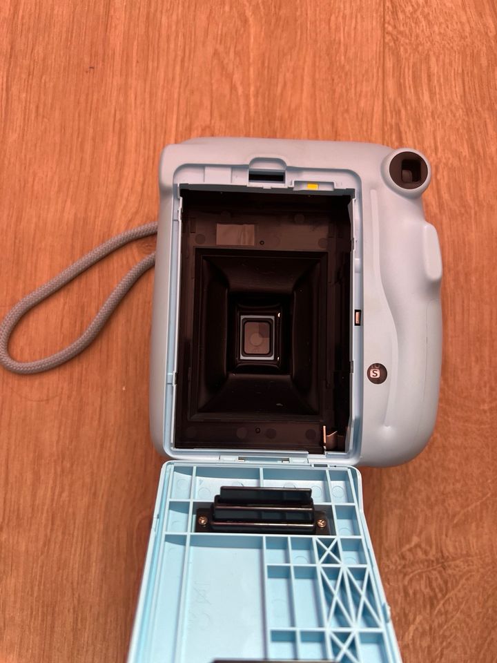Blaue Instax Kamera 11 mini hellblau (mit Tasche) in Bocholt