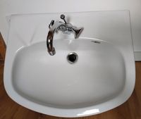 Waschbecken mit Wasserhahn Weiß Porzellan Keramik Bad Hessen - Hofheim am Taunus Vorschau