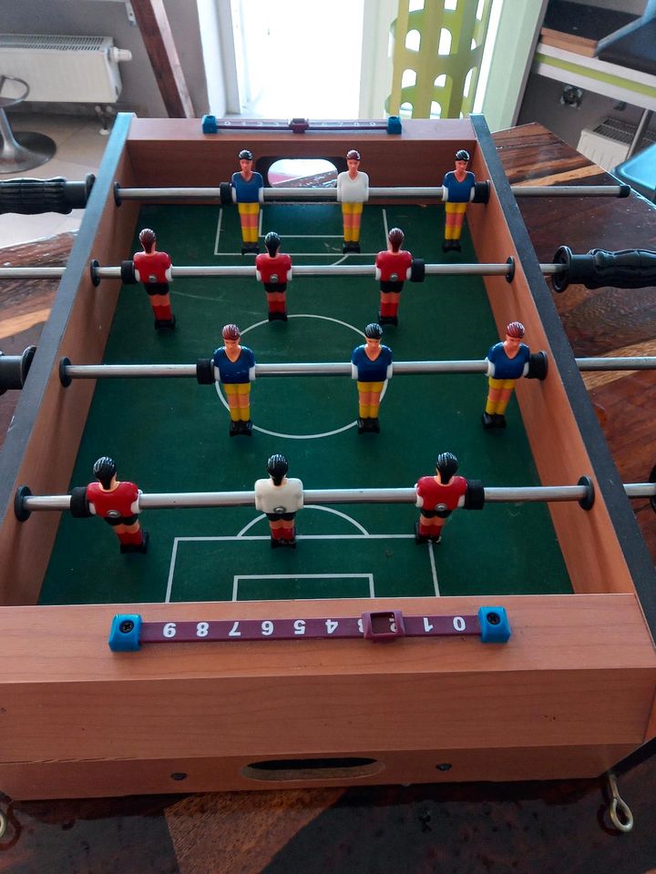 Tischkicker Mini (kann man am Küchentisch spielen) in Ochsenhausen