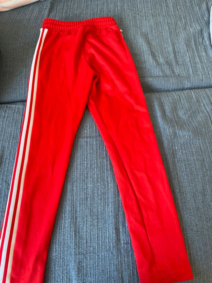 Adidas Jogging Hose mit Streifen in Göppingen